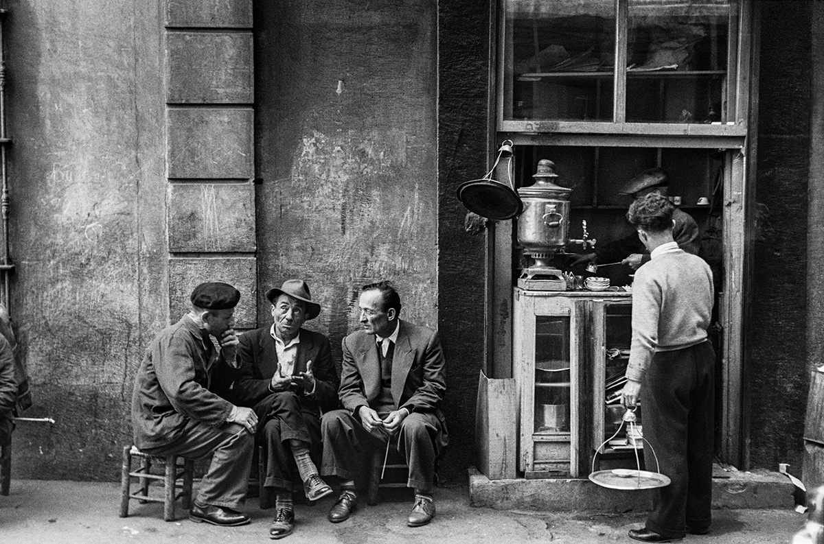 Hazzopulo Pasajı, Beyoğlu — Ara Güler (1958)