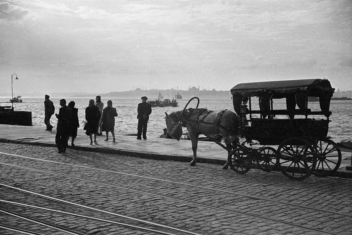 Kadıköy Sahilinde Atlı Araba, İstanbul, yaklaşık 1950 — Othmar Pferschy