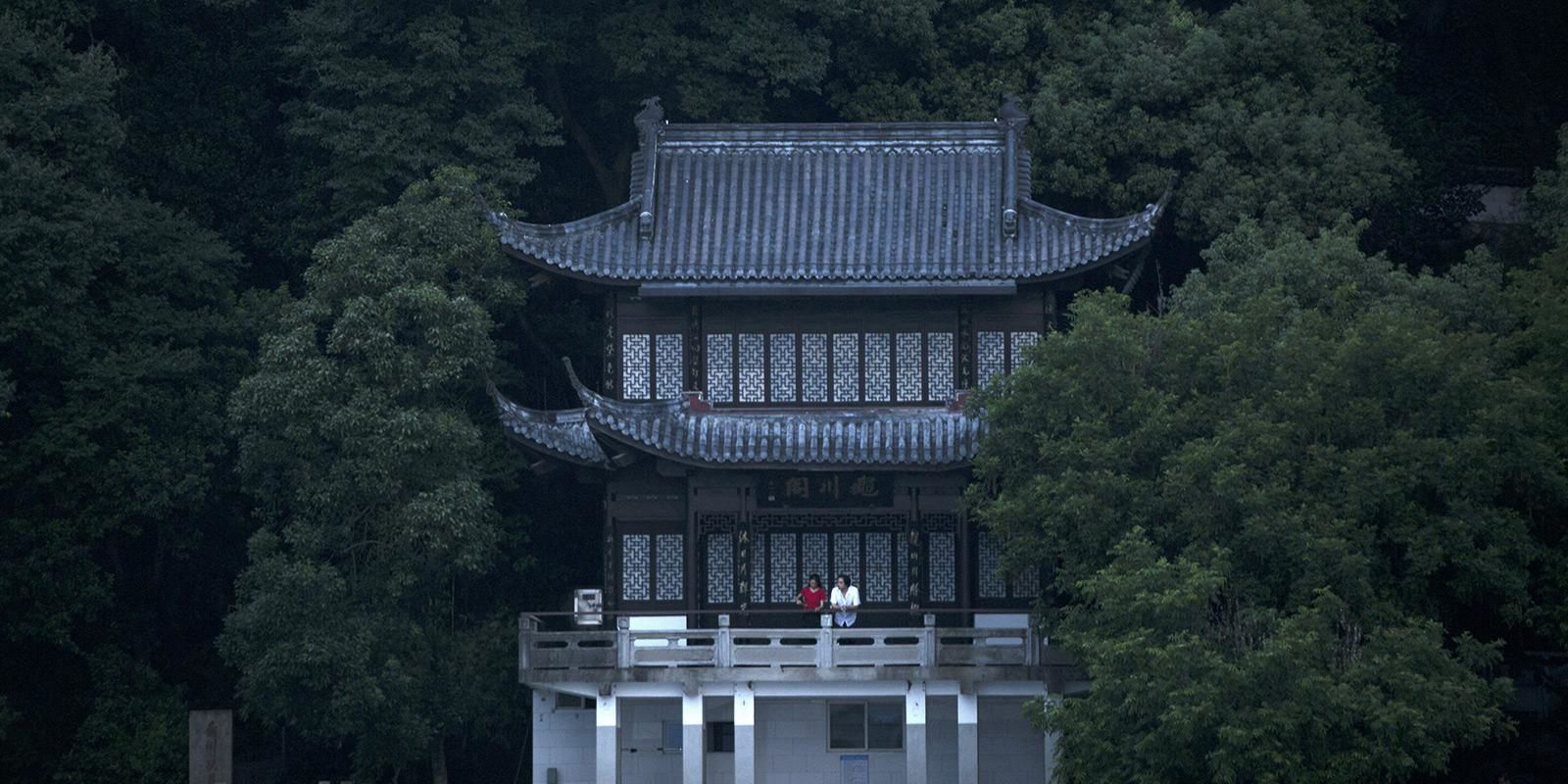 DWELLING IN THE FUCHUN MOUNTAINS