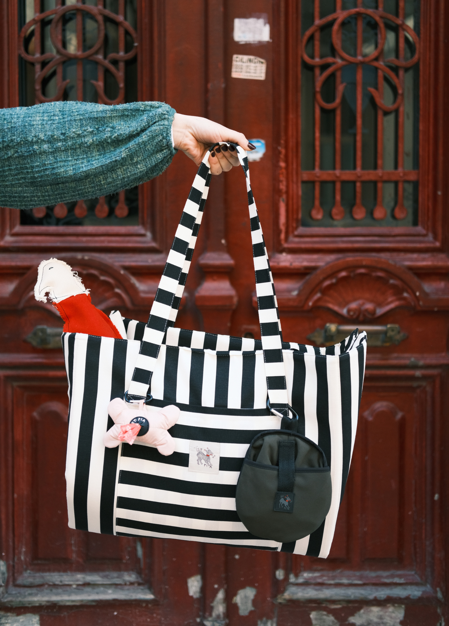 St. Pia - Foldable Tote Bag + Floor Cushion - Mat In a Bag - Siyah