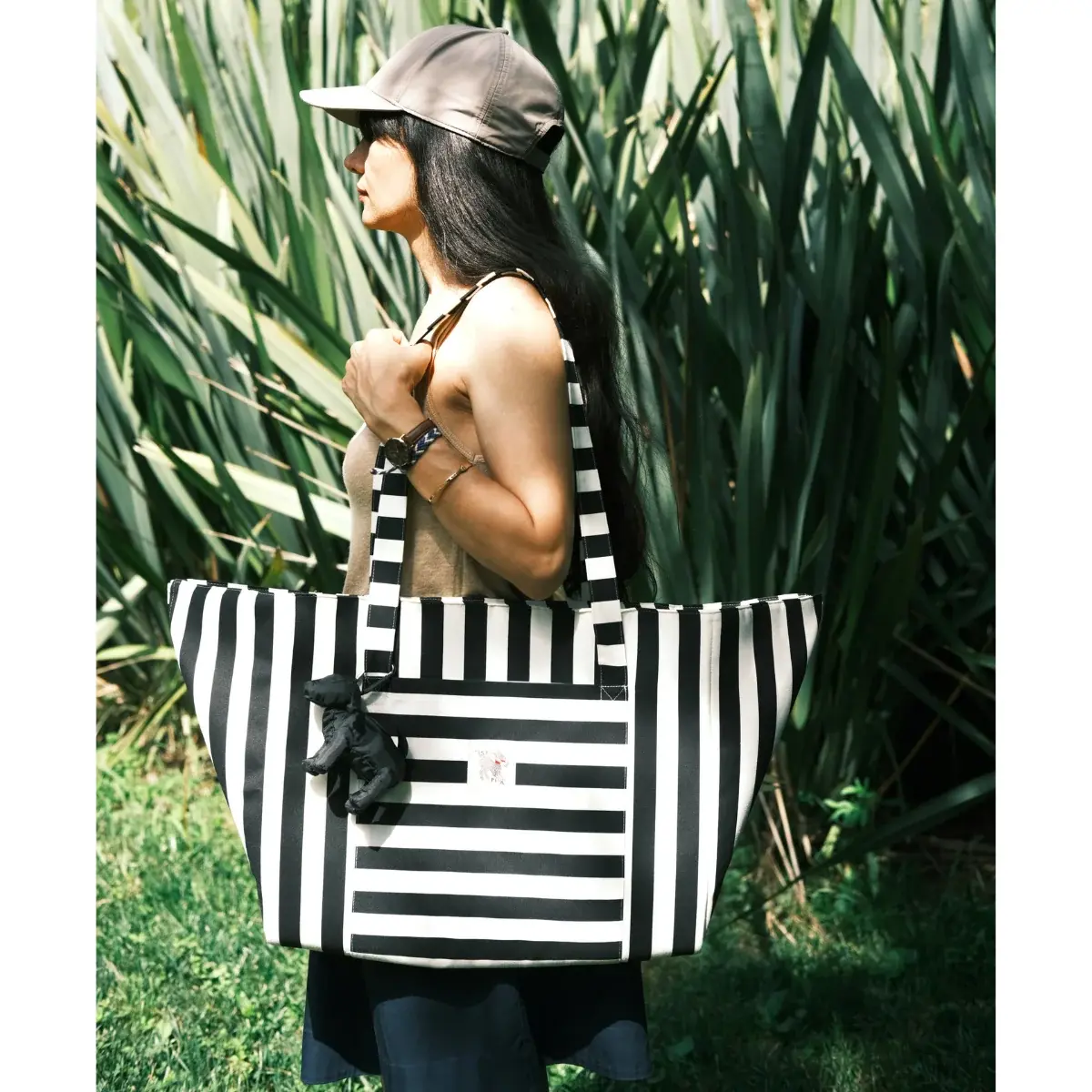 St. Pia - Foldable Tote Bag + Floor Cushion - Mat In a Bag - Siyah