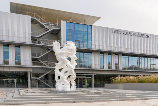 Tony Cragg's "Runner" sculpture takes its place at the entrance of Istanbul Modern's new museum building