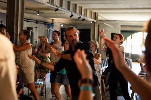 İstanbul Modern’de Mastercard ile “Uzun Cuma” keyfi: CheChe ile Melodik Beden Atölyesi